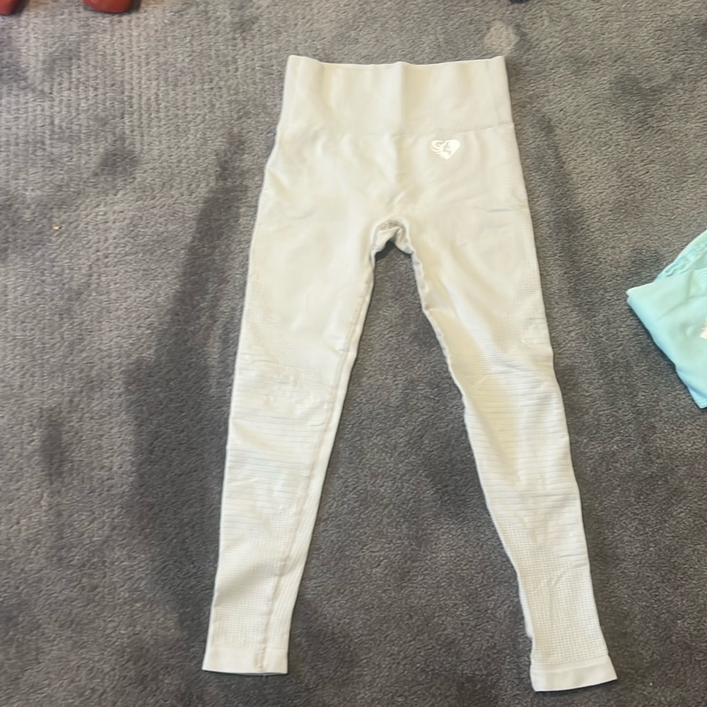 Women’s best seamless leggings,brand new without tags! Grey size small .